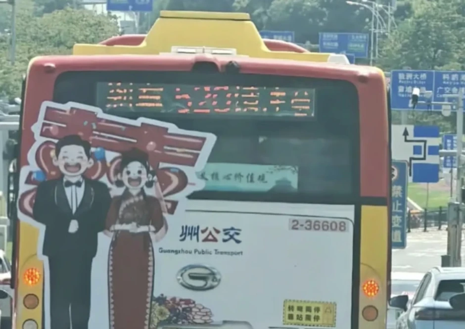 Biến xe buýt thành nhà hàng, phòng hát karaoke Biến xe buýt thành nhà hàng, phòng hát karaoke