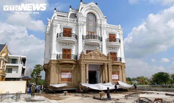 Biệt thự hàng trăm tấn ở Bắc Ninh về vị trí mới sau gần tháng 'thần đèn' di dời Biệt thự hàng trăm tấn ở Bắc Ninh về vị trí mới sau gần tháng 'thần đèn' di dời