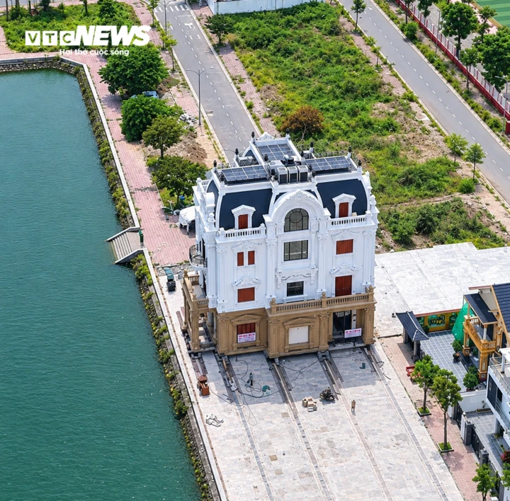 Biệt thự hàng trăm tấn ở Bắc Ninh về vị trí mới sau gần tháng 'thần đèn' di dời Biệt thự hàng trăm tấn ở Bắc Ninh về vị trí mới sau gần tháng 'thần đèn' di dời