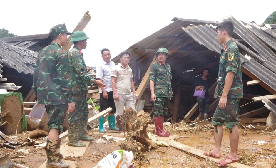 Bộ Chỉ huy quân sự tỉnh Sơn La huy động lực lượng hỗ trợ người dân vùng lũ Bộ Chỉ huy quân sự tỉnh Sơn La huy động lực lượng hỗ trợ người dân vùng lũ