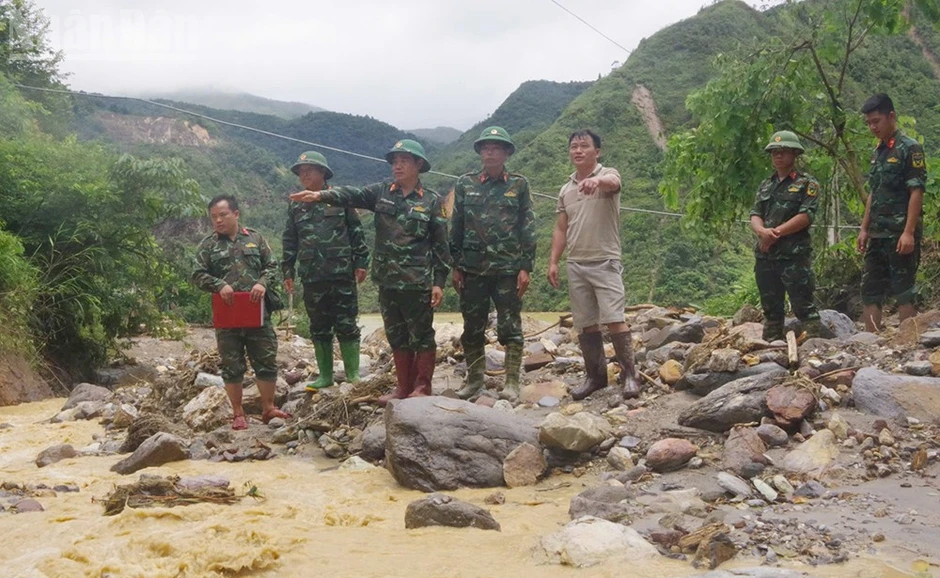 Bộ Chỉ huy quân sự tỉnh Sơn La huy động lực lượng hỗ trợ người dân vùng lũ Bộ Chỉ huy quân sự tỉnh Sơn La huy động lực lượng hỗ trợ người dân vùng lũ