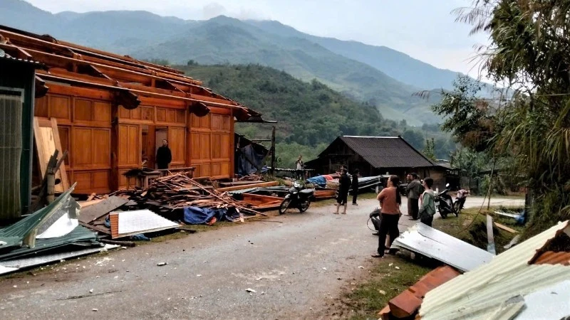 Bộ đội Biên phòng Nghệ An hỗ trợ người dân khắc phục hậu quả dông lốc