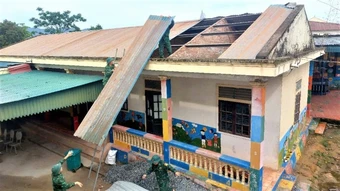 Bộ đội Biên phòng Nghệ An hỗ trợ người dân khắc phục hậu quả dông lốc