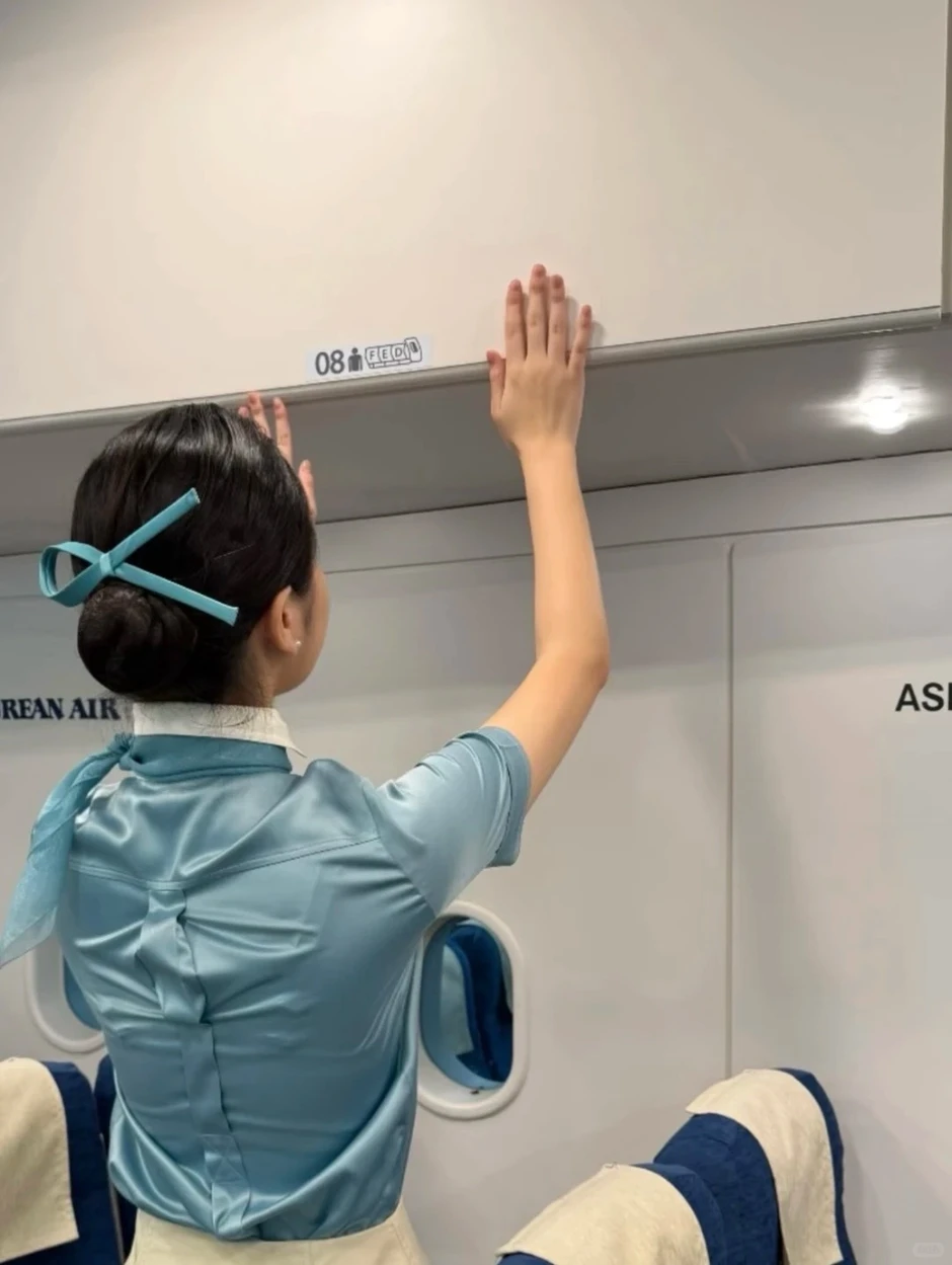 Bộ đồng phục 20 năm của Korean Air: Tại sao một thiết kế từ 2005 lại đang viral khắp mạng xã hội? Bộ đồng phục 20 năm của Korean Air: Tại sao một thiết kế từ 2005 lại đang viral khắp mạng xã hội?