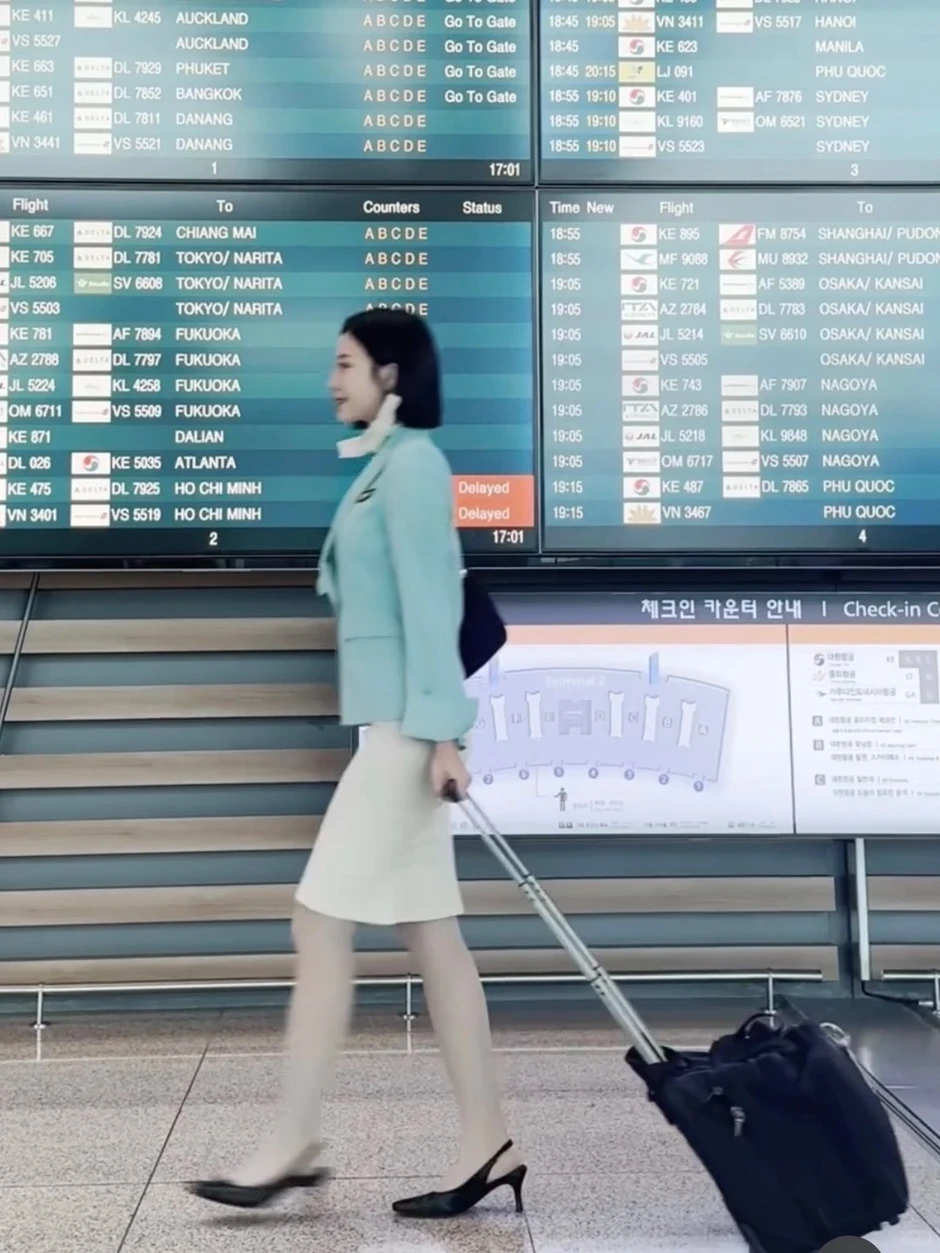 Bộ đồng phục 20 năm của Korean Air: Tại sao một thiết kế từ 2005 lại đang viral khắp mạng xã hội? Bộ đồng phục 20 năm của Korean Air: Tại sao một thiết kế từ 2005 lại đang viral khắp mạng xã hội?