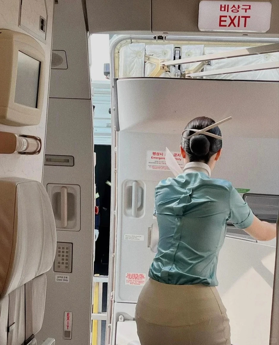 Bộ đồng phục 20 năm của Korean Air: Tại sao một thiết kế từ 2005 lại đang viral khắp mạng xã hội? Bộ đồng phục 20 năm của Korean Air: Tại sao một thiết kế từ 2005 lại đang viral khắp mạng xã hội?