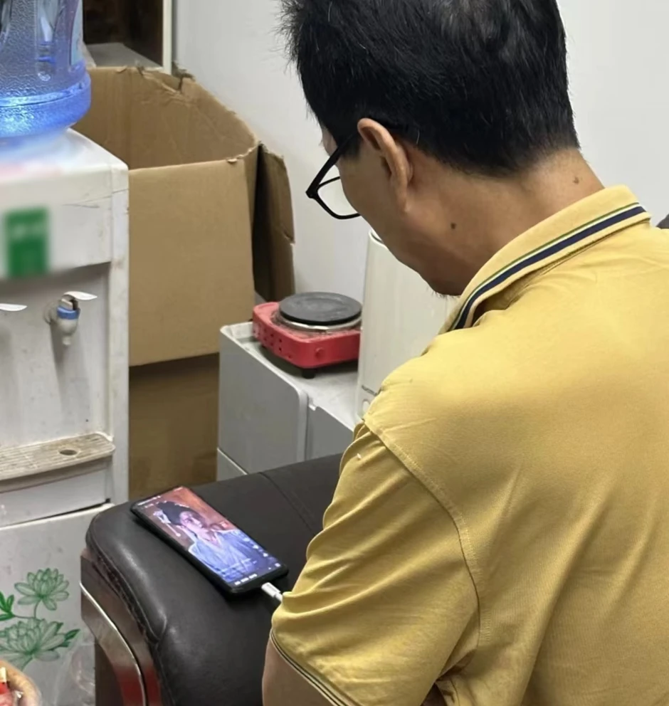 Bố mẹ tôi U60 mê phim AI: Đam mê mới lạ trong cuộc sống hiện đại Bố mẹ tôi U60 mê phim AI: Đam mê mới lạ trong cuộc sống hiện đại