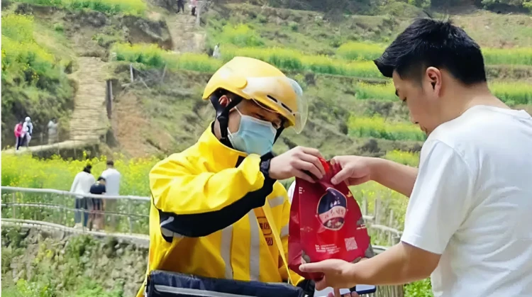 Bỏ phố xá, chàng trai 26 tuổi làm shipper độc quyền ở nông thôn, kiếm gần 40 triệu đồng/tháng: Lương cao, đỡ cạnh tranh lại gần gia đình