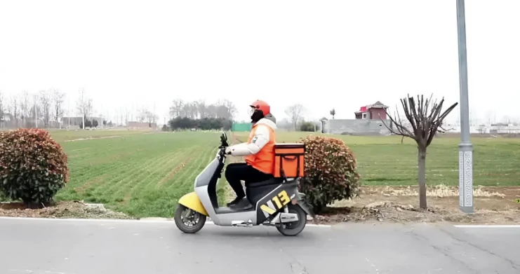 Bỏ phố xá, chàng trai 26 tuổi làm shipper độc quyền ở nông thôn, kiếm gần 40 triệu đồng/tháng: Lương cao, đỡ cạnh tranh lại gần gia đình