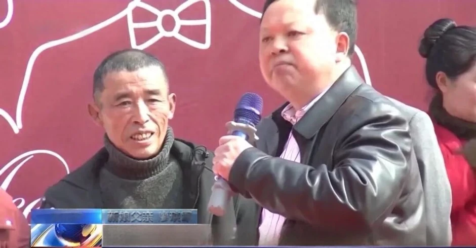 Bố vợ trả lại 700 triệu đồng sính lễ ngay trong đám cưới, chú rể đem tiền làm 1 việc khiến nhiều người bất ngờ Bố vợ trả lại 700 triệu đồng sính lễ ngay trong đám cưới, chú rể đem tiền làm 1 việc khiến nhiều người bất ngờ