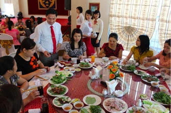 Bóc quà mừng tân gia, chú của vợ lập tức trả lại kèm theo câu nói mỉa mai, người đàn ông "ngượng chín mặt"