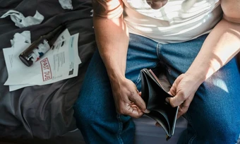 Bốn thói quen đẩy người Mỹ vào vòng xoáy nợ nần