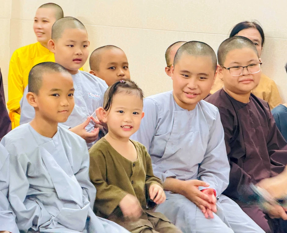 BSR mang Tết Trung thu đến các em thiếu nhi có hoàn cảnh khó khăn BSR mang Tết Trung thu đến các em thiếu nhi có hoàn cảnh khó khăn
