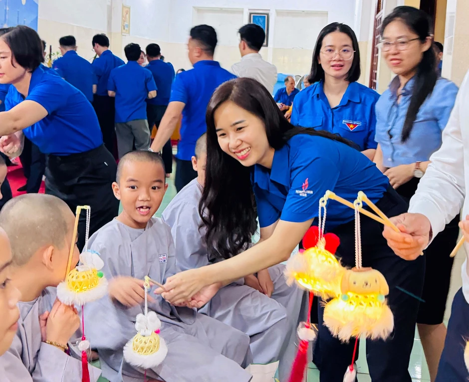 BSR mang Tết Trung thu đến các em thiếu nhi có hoàn cảnh khó khăn BSR mang Tết Trung thu đến các em thiếu nhi có hoàn cảnh khó khăn