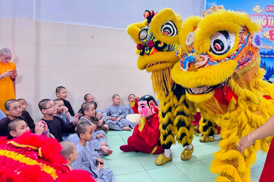 BSR mang Tết Trung thu đến các em thiếu nhi có hoàn cảnh khó khăn BSR mang Tết Trung thu đến các em thiếu nhi có hoàn cảnh khó khăn