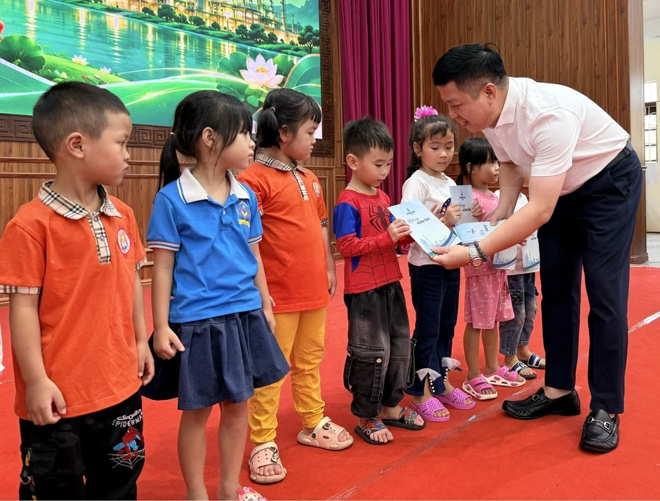 BSR mang Tết Trung thu đến các em thiếu nhi có hoàn cảnh khó khăn BSR mang Tết Trung thu đến các em thiếu nhi có hoàn cảnh khó khăn