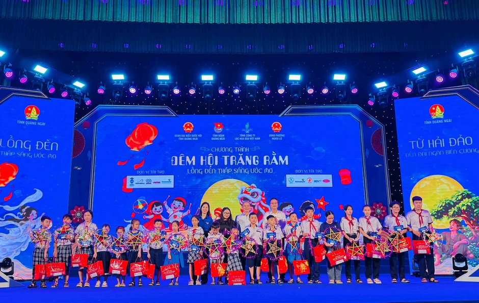 BSR mang Tết Trung thu đến các em thiếu nhi có hoàn cảnh khó khăn BSR mang Tết Trung thu đến các em thiếu nhi có hoàn cảnh khó khăn