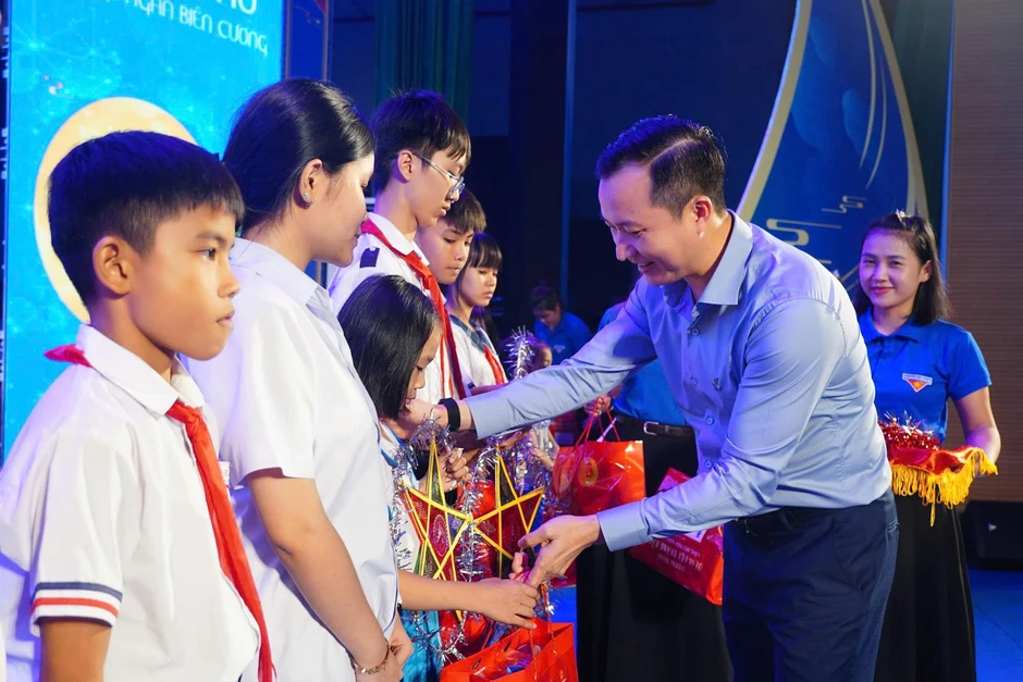 BSR mang Tết Trung thu đến các em thiếu nhi có hoàn cảnh khó khăn BSR mang Tết Trung thu đến các em thiếu nhi có hoàn cảnh khó khăn
