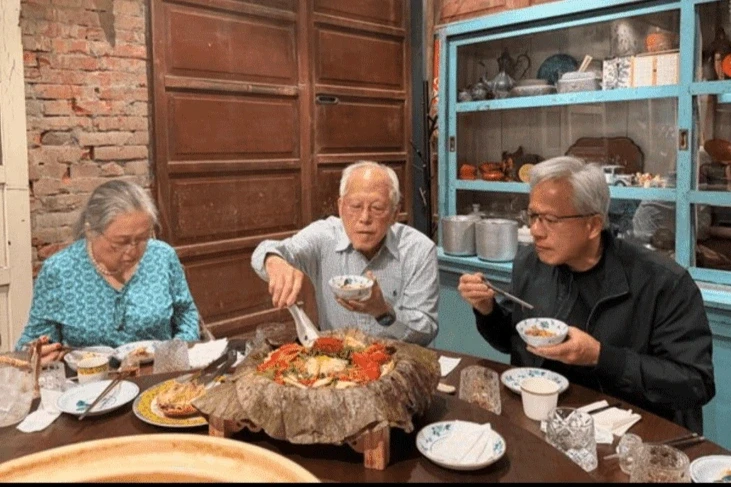 Bức ảnh bữa cơm gia đình của tỷ phú Jensen Huang khiến nhiều người suy ngẫm Bức ảnh bữa cơm gia đình của tỷ phú Jensen Huang khiến nhiều người suy ngẫm