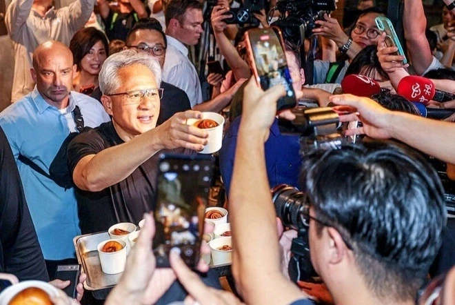 Bức ảnh bữa cơm gia đình của tỷ phú Jensen Huang khiến nhiều người suy ngẫm Bức ảnh bữa cơm gia đình của tỷ phú Jensen Huang khiến nhiều người suy ngẫm
