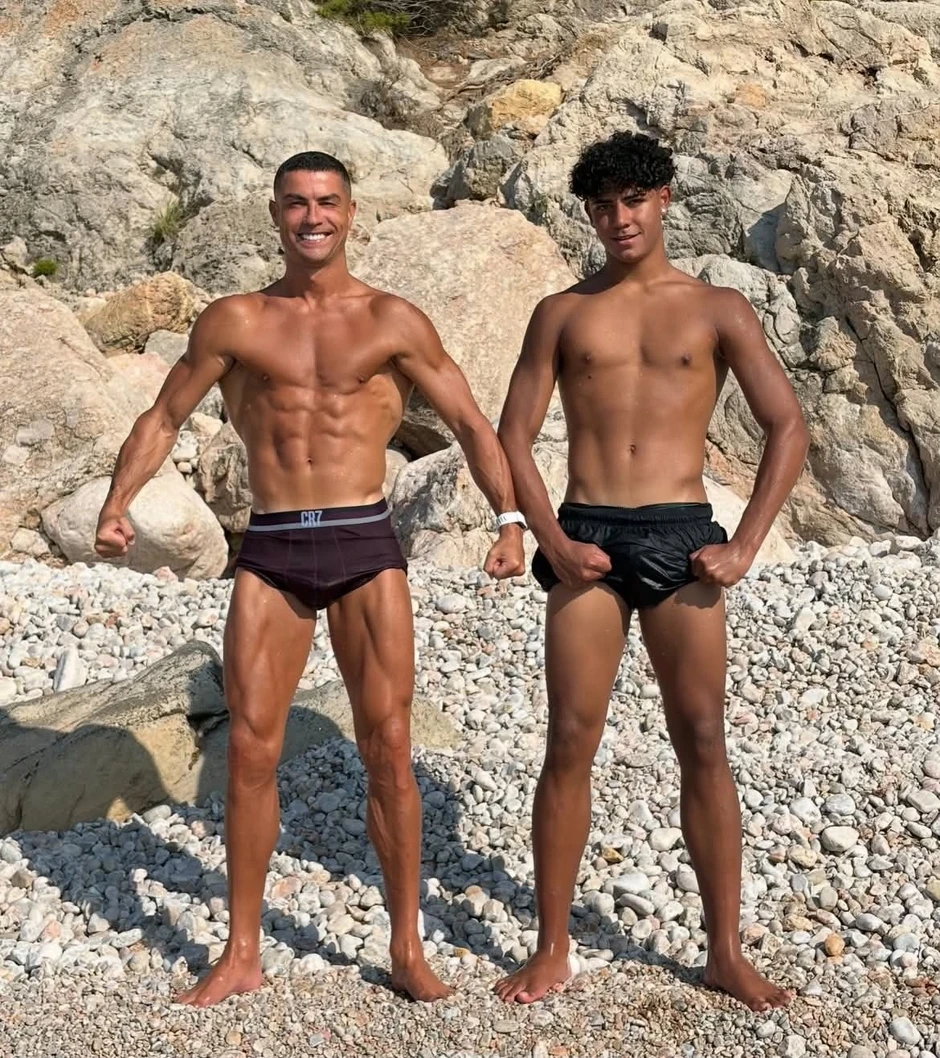Bức ảnh hút 14 triệu lượt “thả tim” của cha con Ronaldo Bức ảnh hút 14 triệu lượt “thả tim” của cha con Ronaldo