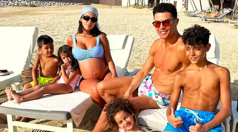 Bức ảnh hút 14 triệu lượt “thả tim” của cha con Ronaldo Bức ảnh hút 14 triệu lượt “thả tim” của cha con Ronaldo