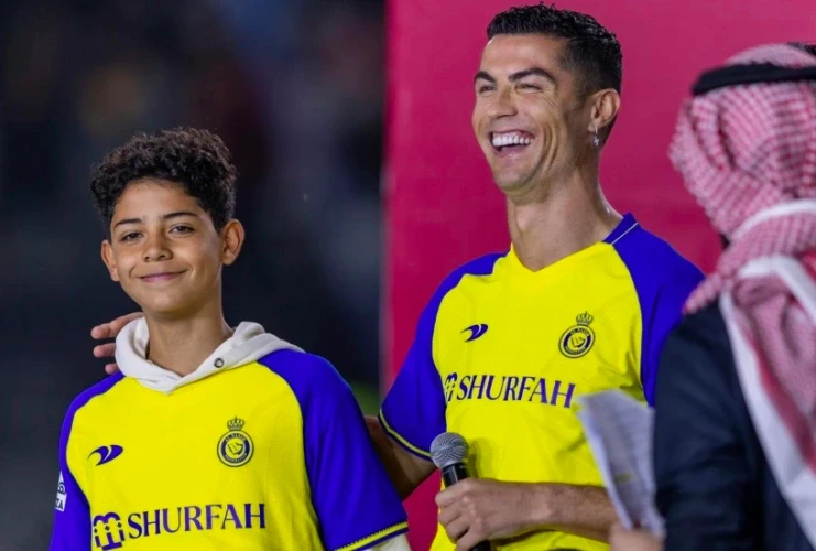 Bức ảnh hút 14 triệu lượt “thả tim” của cha con Ronaldo Bức ảnh hút 14 triệu lượt “thả tim” của cha con Ronaldo