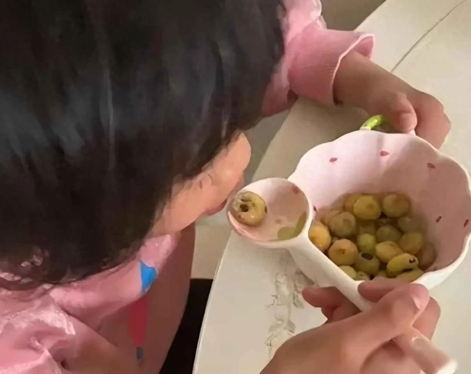 Bức ảnh này có gì mà khiến 1 bà mẹ bị chỉ trích "làm trò": Có oan quá không? Bức ảnh này có gì mà khiến 1 bà mẹ bị chỉ trích "làm trò": Có oan quá không?