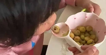 Bức ảnh này có gì mà khiến 1 bà mẹ bị chỉ trích "làm trò": Có oan quá không?