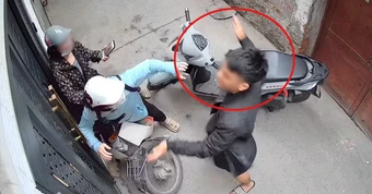 Bức xúc clip nam thanh niên chặn đánh 2 phụ nữ trong ngõ ở Hà Nội: Công an thông tin bất ngờ