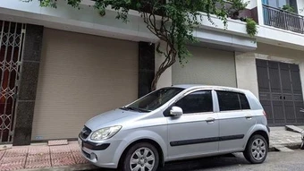 Bức xúc vì bị ôtô đỗ chặn cửa nhà
