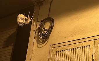 Bức xúc vì hàng xóm 'chĩa camera an ninh vào nhà'