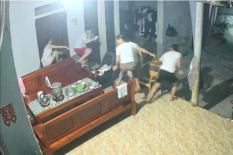 Cả gia đình bỏ chạy khỏi mâm cơm vì rắn dài hơn 1m bò vào nhà Cả gia đình bỏ chạy khỏi mâm cơm vì rắn dài hơn 1m bò vào nhà