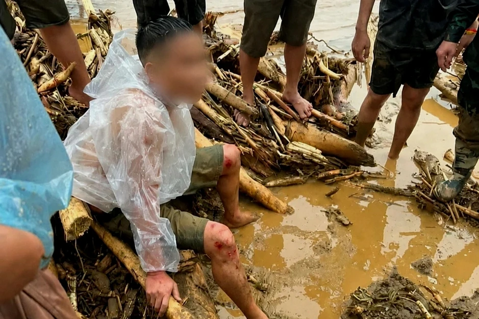 Cả gia đình ở Lai Châu bị lũ cuốn, chồng thoát chết nhờ dạt vào gò đất Cả gia đình ở Lai Châu bị lũ cuốn, chồng thoát chết nhờ dạt vào gò đất
