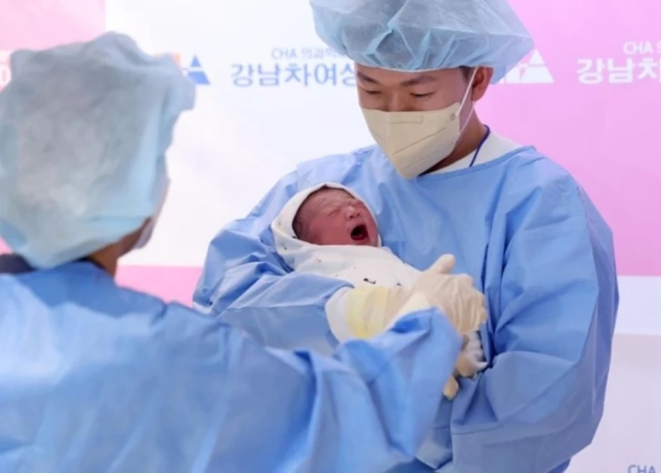 Cả làng treo băng rôn mừng đứa bé đầu tiên chào đời sau 17 năm Cả làng treo băng rôn mừng đứa bé đầu tiên chào đời sau 17 năm
