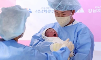 Cả làng treo băng rôn mừng đứa bé đầu tiên chào đời sau 17 năm