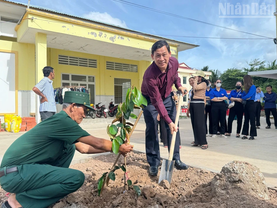 Cà Mau: Các xã, phường tổ chức trồng cây “Đời đời nhớ ơn Bác Hồ” Cà Mau: Các xã, phường tổ chức trồng cây “Đời đời nhớ ơn Bác Hồ”