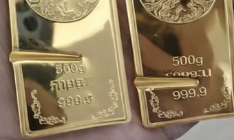 Cả nhà bới 10 tấn rác tìm túi vàng