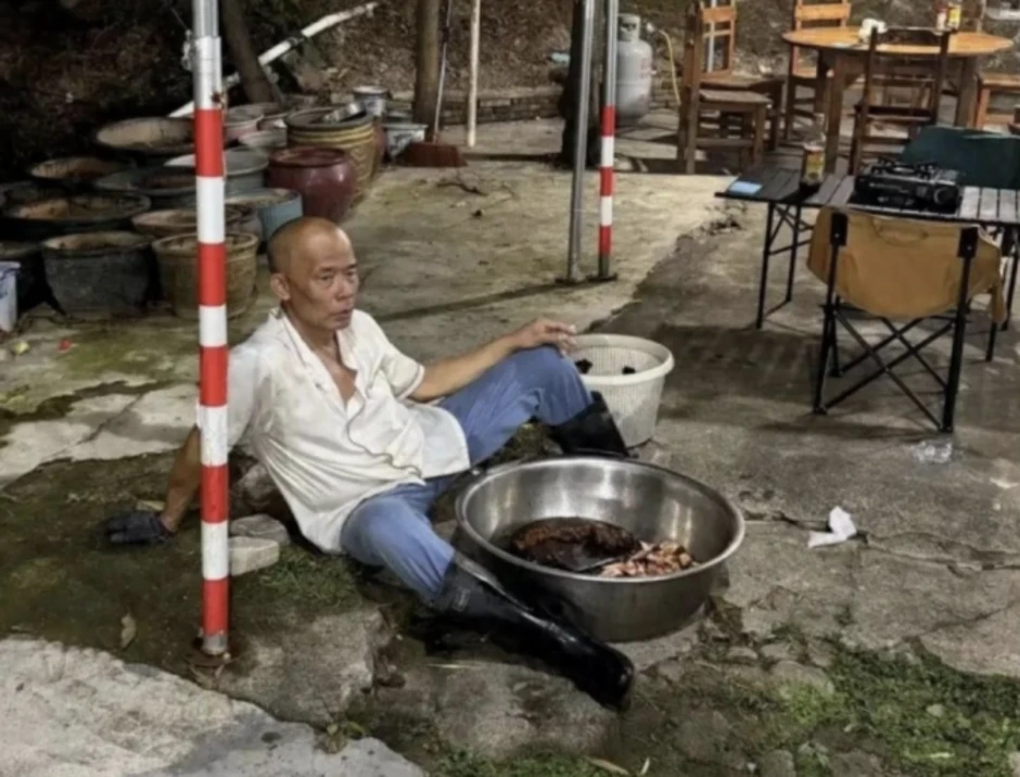 Cả nhà kiệt sức vì quán ăn bất ngờ nổi tiếng Cả nhà kiệt sức vì quán ăn bất ngờ nổi tiếng