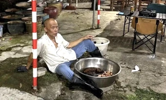 Cả nhà kiệt sức vì quán ăn bất ngờ nổi tiếng