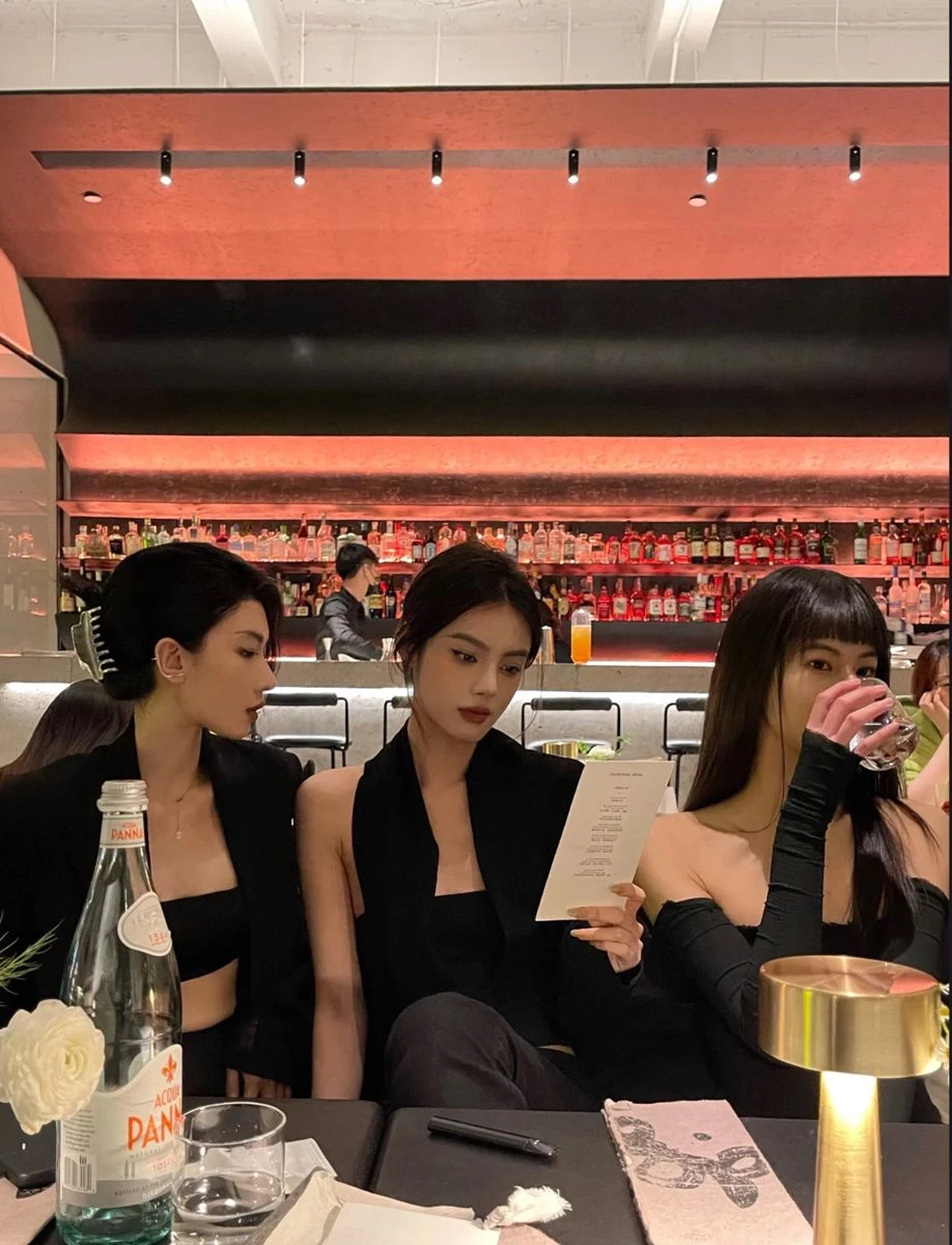 Cả nhóm đi ăn, bạn bị gọi tên: “Nay đại gia bao nhé, dạo này thấy làm ăn khá lắm”, EQ cao trả lời thế nào? Cả nhóm đi ăn, bạn bị gọi tên: “Nay đại gia bao nhé, dạo này thấy làm ăn khá lắm”, EQ cao trả lời thế nào?