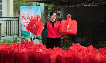 Ca sĩ Bảo Anh trao bàn ghế, khu vui chơi cho học sinh vùng cao