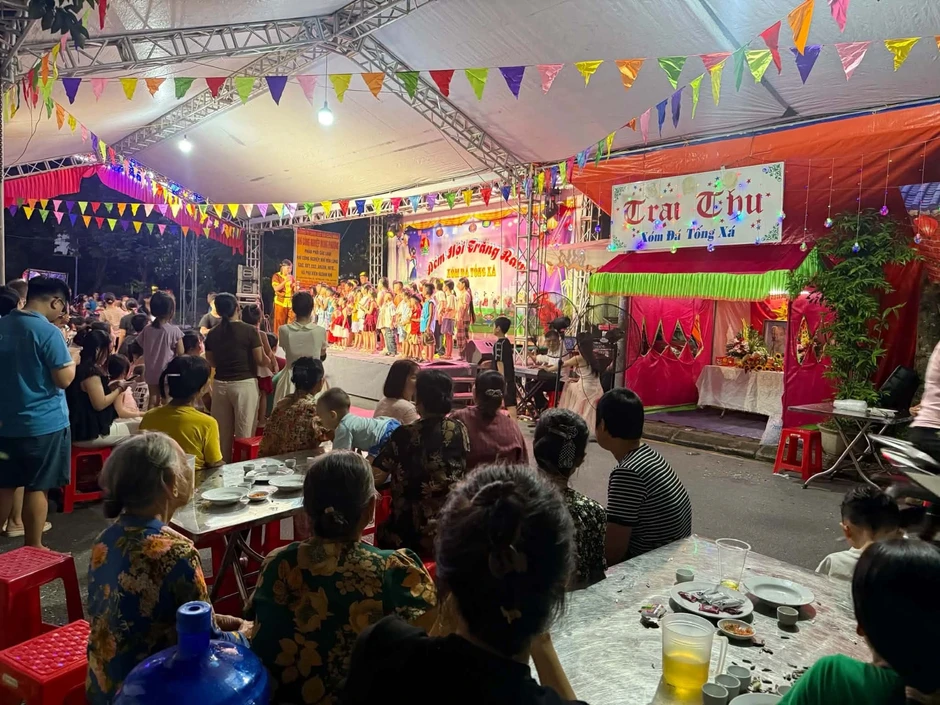 Cả xóm chi gần trăm triệu đồng, dựng rạp bày 80 mâm liên hoan dịp Trung thu Cả xóm chi gần trăm triệu đồng, dựng rạp bày 80 mâm liên hoan dịp Trung thu
