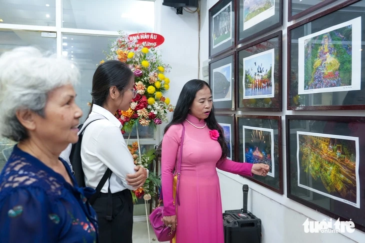 Các bóng hồng cầm máy kể chuyện quê hương Các bóng hồng cầm máy kể chuyện quê hương