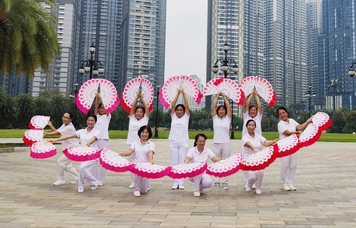 Các bóng hồng cầm máy kể chuyện quê hương Các bóng hồng cầm máy kể chuyện quê hương