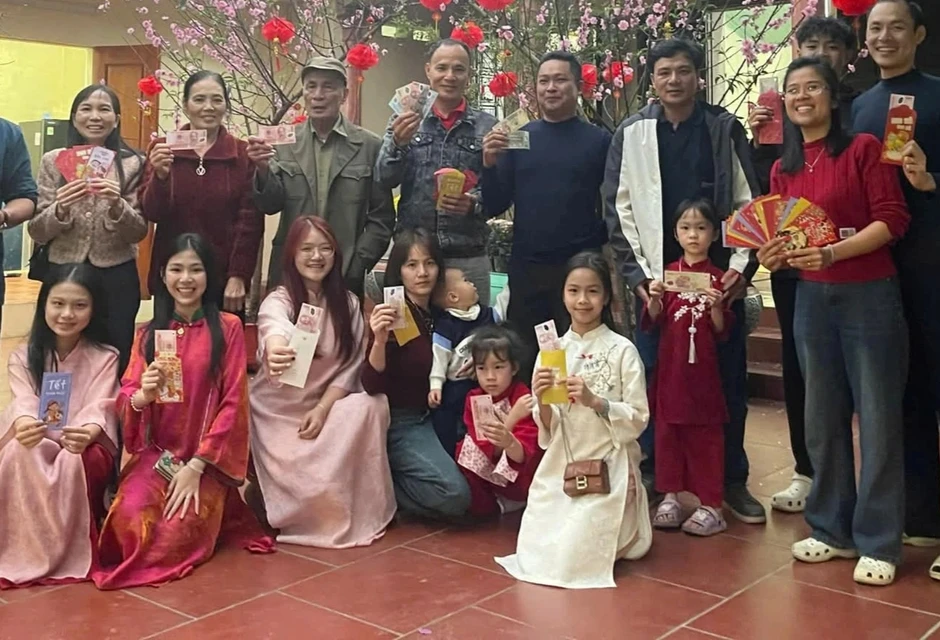 Các cháu xếp hàng dài, chờ cụ ông Phú Thọ chia 13 chỉ vàng gây sốt Các cháu xếp hàng dài, chờ cụ ông Phú Thọ chia 13 chỉ vàng gây sốt