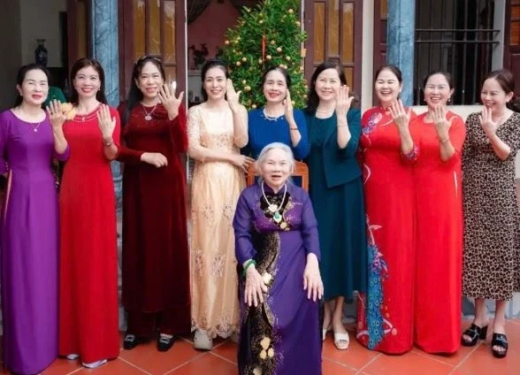 Các cháu xếp hàng dài, chờ cụ ông Phú Thọ chia 13 chỉ vàng gây sốt Các cháu xếp hàng dài, chờ cụ ông Phú Thọ chia 13 chỉ vàng gây sốt