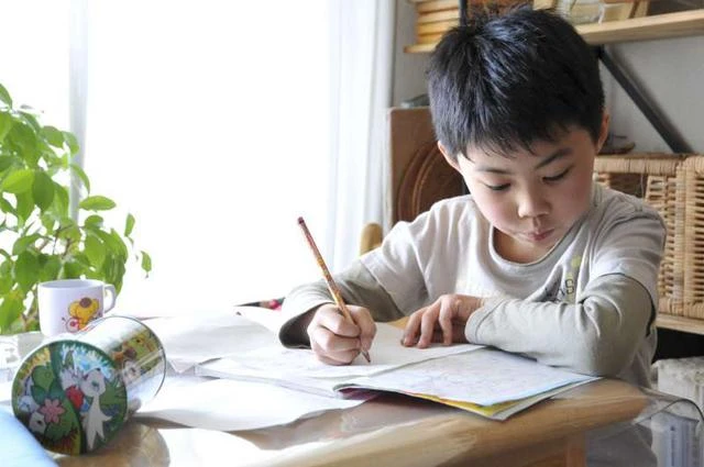 Cách giúp trẻ tập trung vào bài tập hiệu quả, không cần đánh mắng Cách giúp trẻ tập trung vào bài tập hiệu quả, không cần đánh mắng