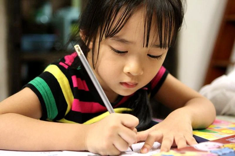 Cách giúp trẻ tập trung vào bài tập hiệu quả, không cần đánh mắng Cách giúp trẻ tập trung vào bài tập hiệu quả, không cần đánh mắng