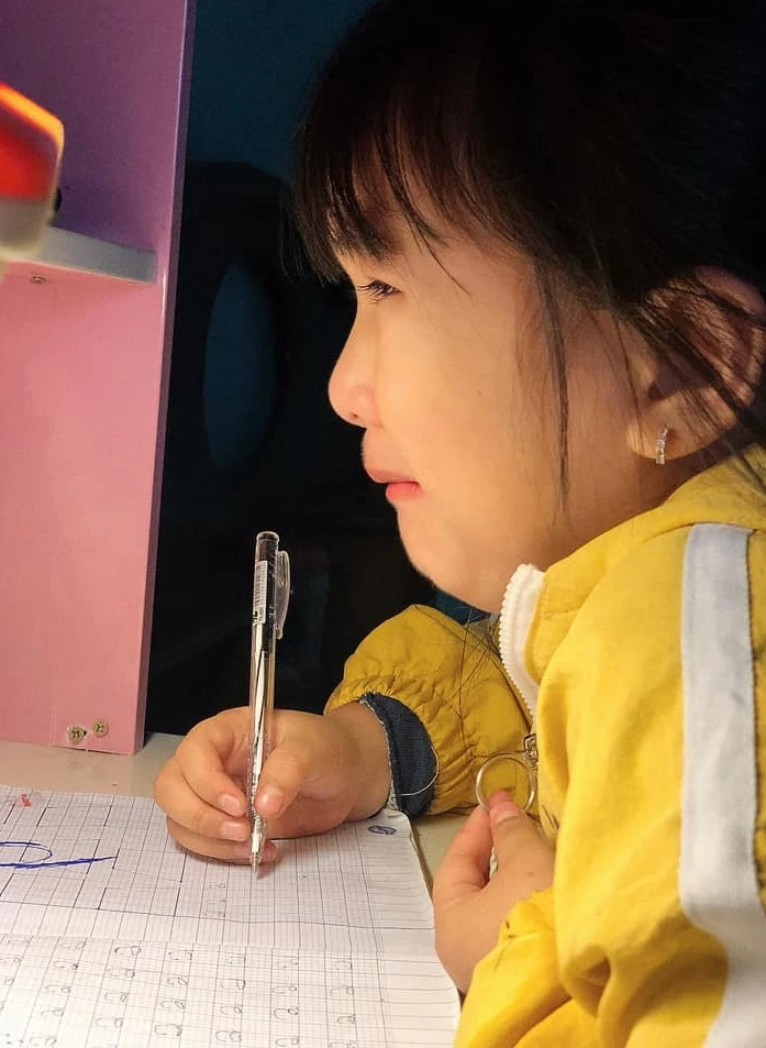 Cách giúp trẻ tập trung vào bài tập hiệu quả, không cần đánh mắng Cách giúp trẻ tập trung vào bài tập hiệu quả, không cần đánh mắng
